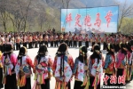 十余个村寨的藏汉群众身穿节日盛装，驱马牵骡，披红挂绿，汇聚陇右雄关“坪定关”，赛马练兵、禳灾祈祥。　冯晓宏 摄 - 甘肃新闻