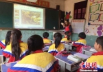 图为外派教师在积石山县三所村级小学组织了公开课。　李亚龙 摄 - 甘肃新闻