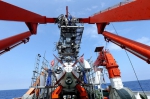 5月1日，科考队员对“蛟龙”号载人潜水器和A型架进行全面维护与检修。 - 人民网
