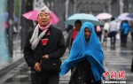 兰州中心气象台5月2日发布甘肃省寒潮蓝色预警信号，多地气温将下降，最高降幅可达8℃以上。图为兰州市民在中山桥上行走。　杨艳敏 摄 - 甘肃新闻