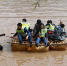 5月3日，在有着“母亲河”之称的黄河畔边，古老的羊皮筏子上载着兰州青年志愿者在黄河上清除垃圾，成为黄河风情线上靓丽的一道风景。　杨艳敏 摄 - 甘肃新闻