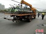图为兰州交警部门采用拖车将随意停放的共享单车统一收集拖离。　史静静 摄 - 甘肃新闻