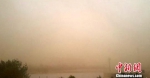 　5月3日，甘肃民勤县出现大风沙尘天气，能见度不足三千米，部分乡镇极大风速达到10级。图为沙尘笼罩的民勤县城。　王荣基 摄 - 甘肃新闻