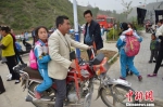 38岁的白河村村民田亚平的“陪读生活”已有8年，他打算一直“陪读”到孩子上大学。　冯志军 摄 - 甘肃新闻