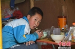 一位刚进门的孩子，已经享受上“陪读家长”送上来的热饭。　冯志军 摄 - 甘肃新闻