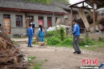 吃过午饭的几个被“陪读”的孩子，在租住的破旧院落里一起玩耍。　冯志军 摄 - 甘肃新闻