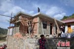 45岁的白河村村民刘学成一个月前动工的四五间新房已经封顶，他特地设计了和城里一样的水冲厕所。　冯志军 摄 - 甘肃新闻