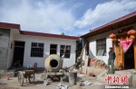 45岁的白河村村民苗小明在去年底顺利“脱贫”，今年花了5万元盖起了4间新房，并在外墙贴上了用于装饰的白色瓷砖。　冯志军 摄 - 甘肃新闻