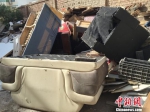 居民楼院统一堆放的废旧家具。　刘薛梅 摄 - 甘肃新闻