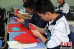 资料图。兰州兰炼一中学生正在学习甘肃庆阳剪纸。　刘玉桃 摄 - 甘肃新闻