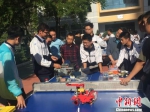 图为学生讲解自己的科技产品。　杨娜 摄 - 甘肃新闻