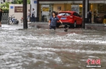 广州暴雨来袭 市区多处积水 - 人民网