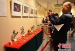 图为民众观赏中国民间特色面塑品及它们的制作过程。　崔琳 摄 - 甘肃新闻