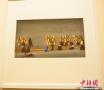 图为民俗影像作品《黄河上的羊皮筏子》。　崔琳 摄 - 甘肃新闻