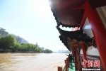 图为“仿古画舫游轮”行进在黄河上。　　杨艳敏 摄 - 甘肃新闻