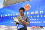 图为市民在阅读《中华人民共和国网络安全法》印刷资料。 - 甘肃新闻
