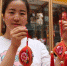 　图为在甘肃省妇联陇原巧手体验馆内，工作人员展示新制作的香包。　徐雪 摄 - 甘肃新闻