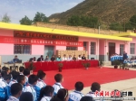 6月1日，中国少年儿童文化艺术基金会等多家单位向榆中县新营镇贫困儿童捐赠“爱心营养包”，为他们的“六一”儿童节送去健康“大礼”。杨娜 摄 - 甘肃新闻