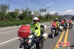 图为东岗交警大队的“高考直通车”。今年兰州交警部门安排80辆执勤警用车和90辆警用摩托车用于考生接送，以此解除考生出行的后顾之忧。　史静静 摄 - 甘肃新闻