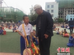 65岁的魏永宏被当地称为“兰州鼓王”，他也是学生们口中的“爷爷级”教练。魏永宏将太平鼓“搬进”学校，免费为孩子们传授这项“绝技”。　史静静 摄 - 甘肃新闻