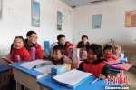 1月5日，三个合伙人来到甘肃贫困山区陇西汪家坡小学送去他们为孩子们购买的文体生活用品。 杨艳敏 摄 - 甘肃新闻