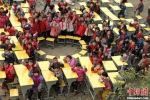 图为江西省遂川县麦田志愿者和孩子们把新课桌搬进教室。李建平 摄 - 甘肃新闻