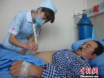 资料图。护士正在给伤员做艾灸治疗。　刘薛梅 摄 - 甘肃新闻