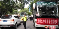 图为交警疏散学校周边车辆保证考生准时到达考场。　谈新宇 摄 - 甘肃新闻