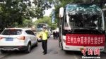 图为交警疏散学校周边车辆保证考生准时到达考场。　谈新宇 摄 - 甘肃新闻