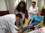 图为中国中医为摩尔多瓦患者治疗。　南如卓玛 摄 - 甘肃新闻