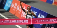 图为来自埃塞俄比亚选手凯尔基尔·格扎罕·沃尔德雷格以2小时11分54秒的成绩获男子全程冠军。　杨艳敏 摄 - 甘肃新闻