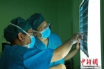 图为岑颖干和甘肃省人民医院专家交流经验。　范晓磊 摄 - 甘肃新闻