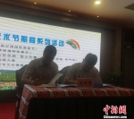 图为合作市副市长张亮与旅行社签订旅游框架协议。　崔琳 摄 - 甘肃新闻