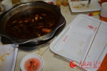 “串串香”里只剩下油和辣椒吃不完（刘海天 摄） - 人民网