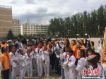 图为留学生与陇西县小学生合影互动。　杨娜 摄 - 甘肃新闻
