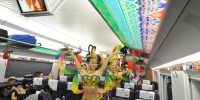 图为在宝兰高铁首趟G2028次列车上，列车员为旅客表演自编自演的敦煌舞蹈。　杨艳敏 摄 - 甘肃新闻