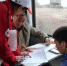 甘肃省红十字会工作人员为乘客讲解防艾知识。资料图 - 甘肃新闻