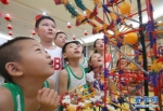 西安：公益夏令营让留守儿童快乐度假 - 人民网