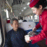 资料图。图为7504/7503“城乡文化号”列车乘务员为乘客服务。　钟欣 摄 - 甘肃新闻