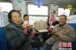 资料图。图为乘坐7504/7503“城乡文化号”列车的沿线民众。　钟欣 摄 - 甘肃新闻