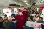 资料图。图为7504/7503“城乡文化号”列车工作人员为乘客表演自编自排的节目。　钟欣 摄 - 甘肃新闻