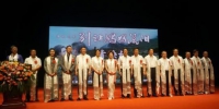 图为出席首映式的甘肃省和甘南州官员，以及影片总制片人、导演和主演等。　钟欣 摄 - 甘肃新闻