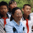 资料图。图为白茨滩小学教师张兰萍和她的学生们。　钟欣 摄 - 甘肃新闻