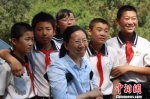 资料图。图为白茨滩小学教师张兰萍和她的学生们。　钟欣 摄 - 甘肃新闻