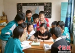 资料图。图为张兰萍给学生们辅导作业。　钟欣 摄 - 甘肃新闻