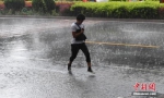 7月14日，兰州连续几日的高温被一场突如其来的大雨浇灌，高温暂时缓解。中新社记者 杨艳敏 摄 - 甘肃新闻