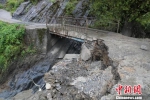 图为暴雨冲刷道路被毁。　姚剑 摄 - 甘肃新闻