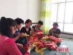 2013年，为了帮助更多的残疾人，陈华芳成立了景泰县第一个残疾人手工艺制作公司，为农村弱势群体提供就业平台、技术培训、市场信息服务。　徐雪 摄 - 甘肃新闻