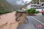 甘肃陇南遭暴雨袭击致多条公路塌方阻断。 陇南公路管理局供图 - 甘肃新闻