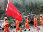 救援人员徒步向前。　甘肃消防供图 摄 - 甘肃新闻